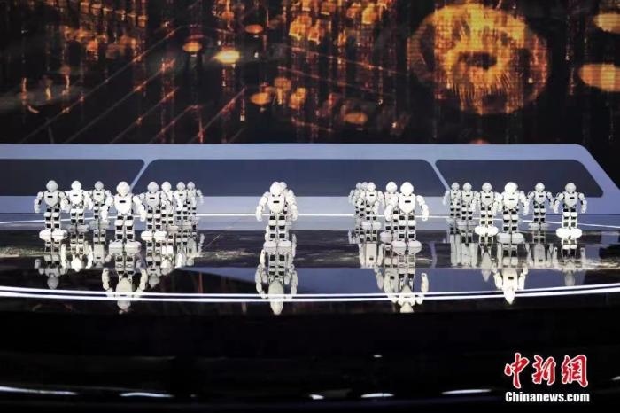 資料圖：2020年11月1日，科幻 科技創(chuàng)新主題論壇在北京舉行。圖為優(yōu)必選機(jī)器人科幻秀。<a target='_blank' href='/'>中新社</a>記者 田雨昊 攝