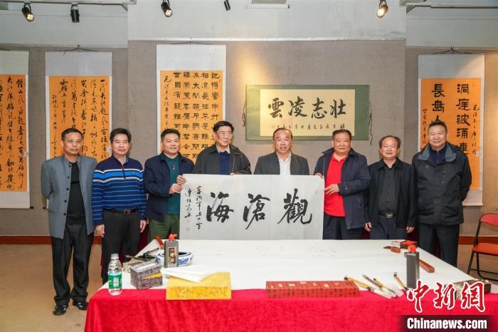 圖為百名將軍書畫展活動(dòng)現(xiàn)場?！∷涡憬?攝 攝