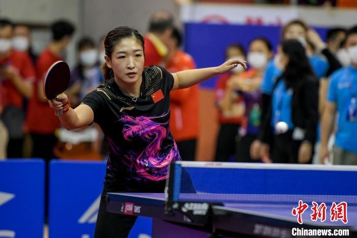 劉詩雯在2021年全國乒乓球“業(yè)余球王”總決賽中與選手互動(dòng)交流球技?！●樤骑w 攝