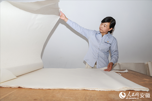 制簾需要將蔑條通過專門的小孔磨細。人民網(wǎng)記者 張俊攝