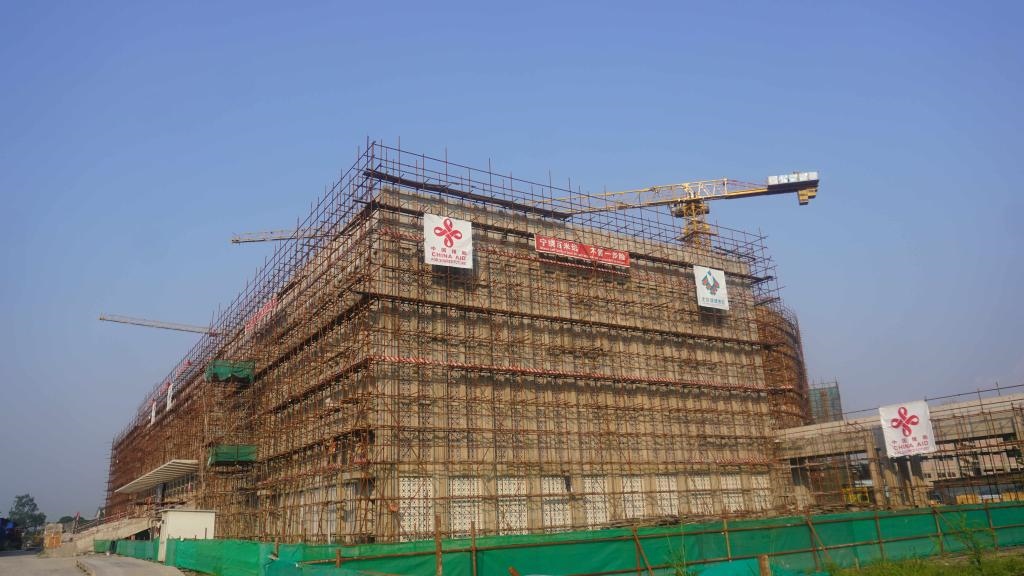 這是2023年5月23日在剛果（金）首都金沙薩拍攝的由中國援建的中部非洲文化藝術(shù)中心項(xiàng)目施工現(xiàn)場。