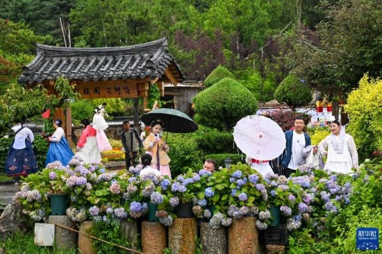 6月22日，游客在位于吉林省延邊朝鮮族自治州延吉市的中國(guó)朝鮮族民俗園游覽。新華社記者 顏麟蘊(yùn) 攝