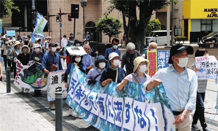 6月20日，日本民眾在福島縣政府周圍舉行抗議活動，強烈反對核污水排海計劃。（圖片來源：《東京新聞》）