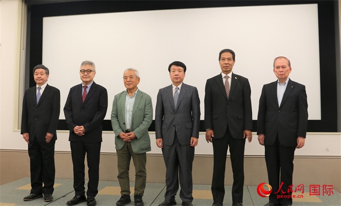 主辦方與嘉賓合影。（人民網(wǎng) 許可攝）