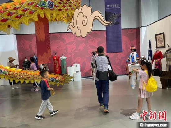 市民參觀展覽。祝歡 攝