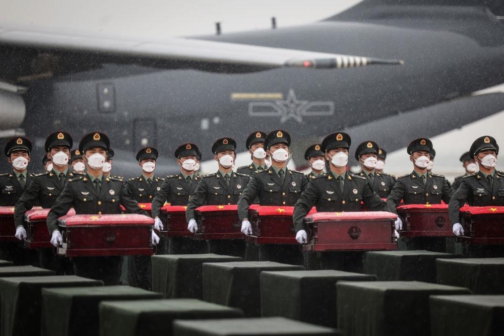 △2022年9月16日，載運(yùn)著88位在韓中國(guó)人民志愿軍烈士遺骸及837件遺物的空軍專機(jī)降落在沈陽(yáng)桃仙國(guó)際機(jī)場(chǎng)，英雄們回到祖國(guó)懷抱。