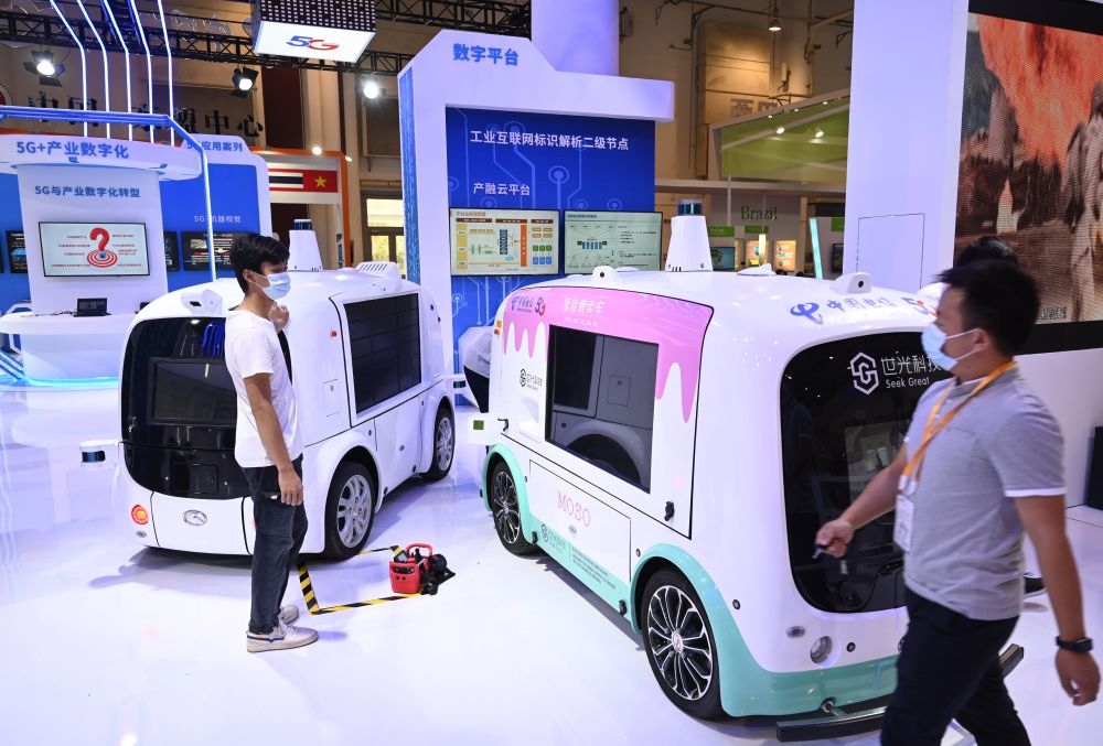 中國制造的智能汽車模型在2021金磚國家新工業(yè)革命展現(xiàn)場展出（2021年9月9日攝）。新華社記者 林善傳 攝