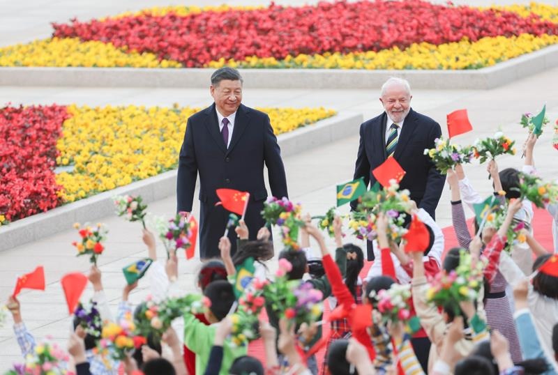 2023年4月14日，習(xí)近平主席在北京人民大會堂東門外廣場為來華進(jìn)行國事訪問的巴西總統(tǒng)盧拉舉行歡迎儀式。