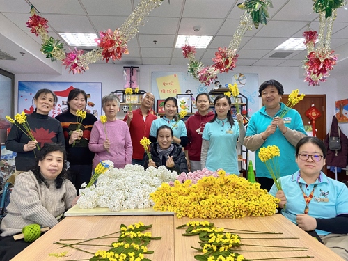 唐占鑫帶領(lǐng)團(tuán)隊(duì)為2022年北京冬奧會(huì)和冬殘奧會(huì)制作頒獎(jiǎng)花束。受訪者供圖