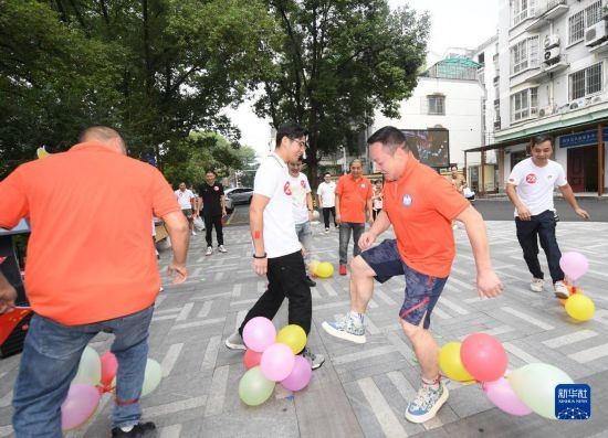 9月28日，在柯橋柯亭社區(qū)，各民族居民參加趣味運(yùn)動(dòng)會(huì)。
