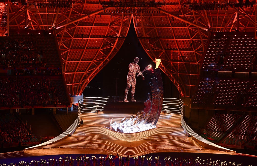 9月23日，最后一棒火炬手汪順和“數(shù)字火炬手”在第19屆亞洲運動會開幕式上點燃主火炬。新華社記者 胡虎虎 攝