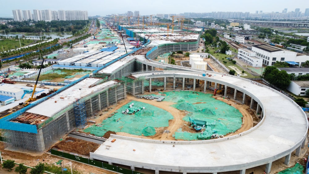 9月9日拍攝的海口新海港和南港“二線口岸”（貨運）集中查驗場所建設(shè)項目（無人機照片）。該項目是海南自貿(mào)港封關(guān)運作重點項目。新華社記者 楊冠宇 攝
