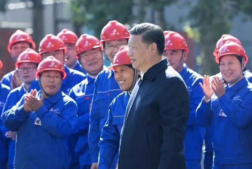 △2018年9月26日，習近平總書記來到中國一重集團，同工人親切交流。