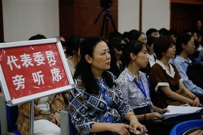 圖④：重慶五中院在西南政法大學開庭審理一起執(zhí)行異議之訴二審案，重慶市人大代表張濤（左一）、周藝梅（左二）和學生一起觀摩庭審。