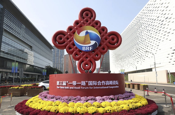 這是在北京國家會議中心附近拍攝的“一帶一路”國際合作高峰論壇景觀布置（10月17日攝）。新華社記者 陳斌 攝