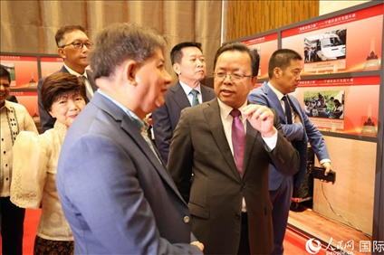 論壇期間配套舉行“‘擺脫貧困之路’——寧德扶貧開發(fā)圖片展”。人民網(wǎng)記者樊帆 攝