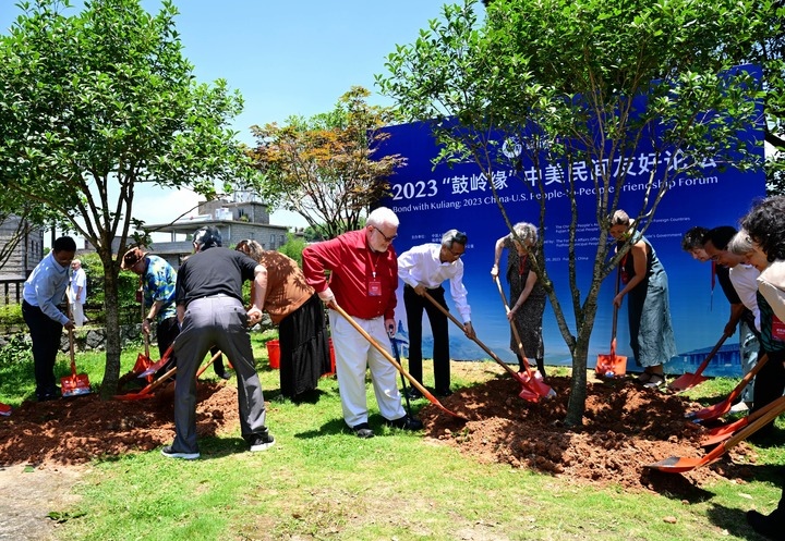 2023年6月28日，出席“鼓嶺之友”座談會(huì)的中美各界人士在鼓嶺共同植樹(shù)留念。