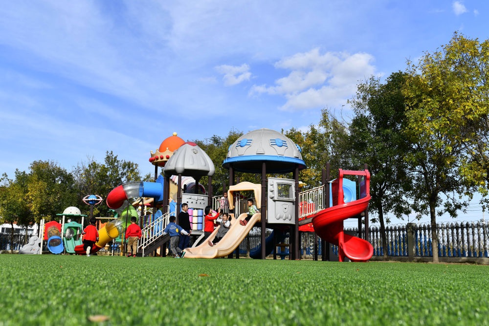 在山東省東營市墾利區(qū)楊廟社區(qū)幼兒園，孩子們在老師的帶領(lǐng)下進(jìn)行戶外活動（2021年10月19日攝）。新華社記者 郭緒雷 攝