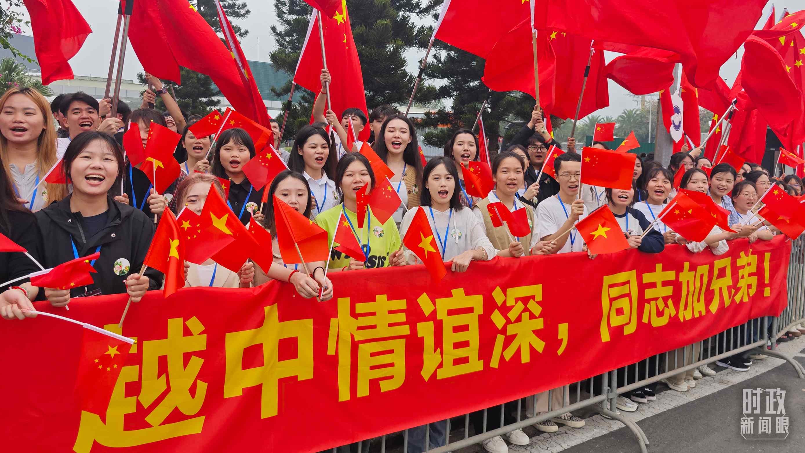 △習(xí)近平乘車從機場赴下榻飯店途中，許多人自發(fā)聚集在道路兩旁，揮舞兩國旗幟，表達熱烈歡迎。（總臺央視記者耿小龍拍攝）
