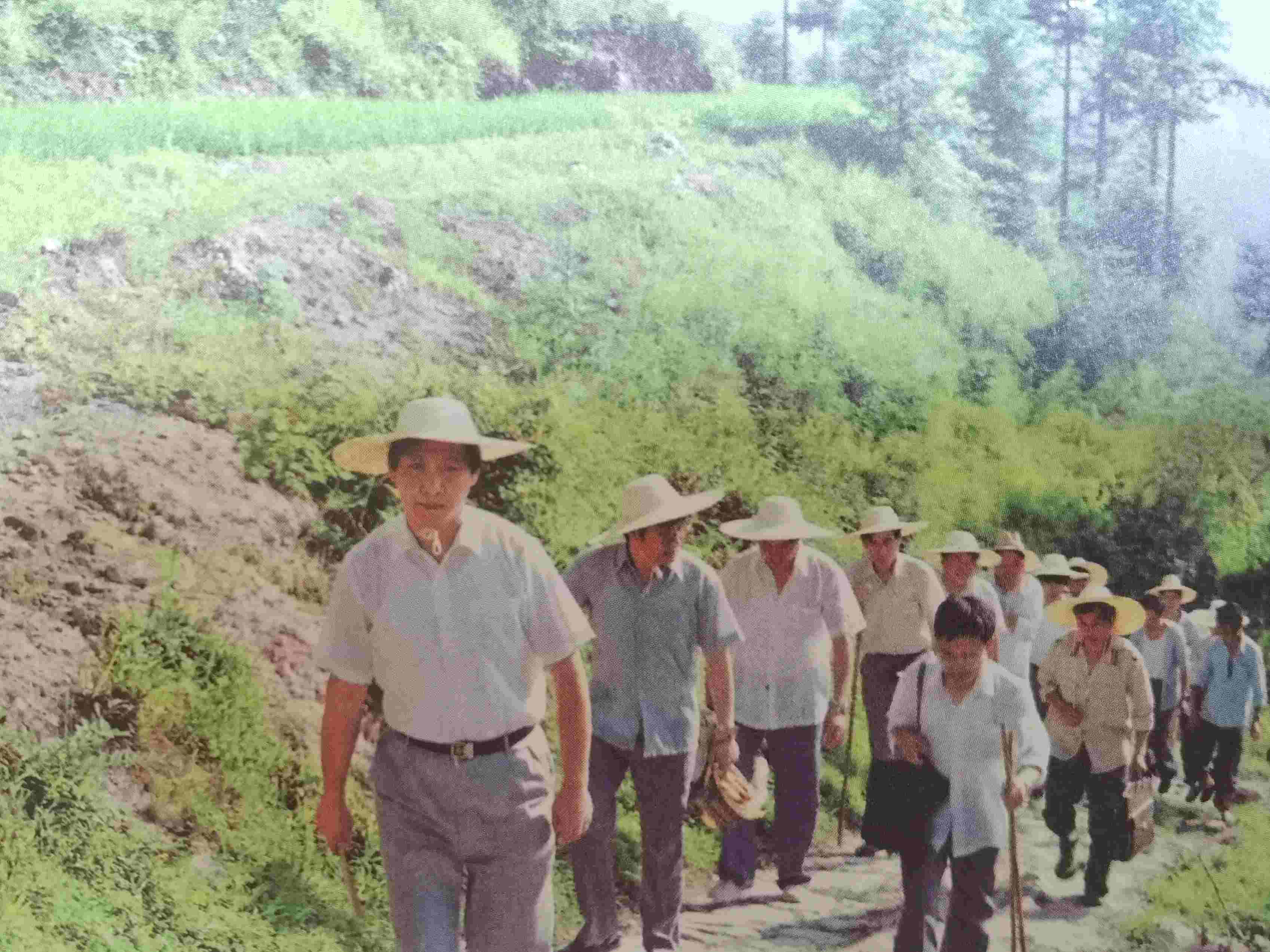 1989年7月，習(xí)近平冒著酷暑，帶頭步行到下黨鄉(xiāng)調(diào)研。