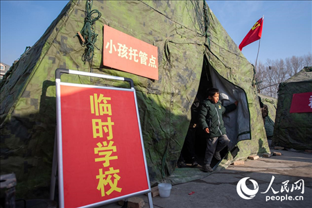 12月22日，在積石山縣大河家鎮(zhèn)大河村安置點(diǎn)，陸軍76集團(tuán)軍某旅搭建的“臨時(shí)學(xué)校”成為小朋友的“加油站”。人民網(wǎng)記者 翁奇羽攝