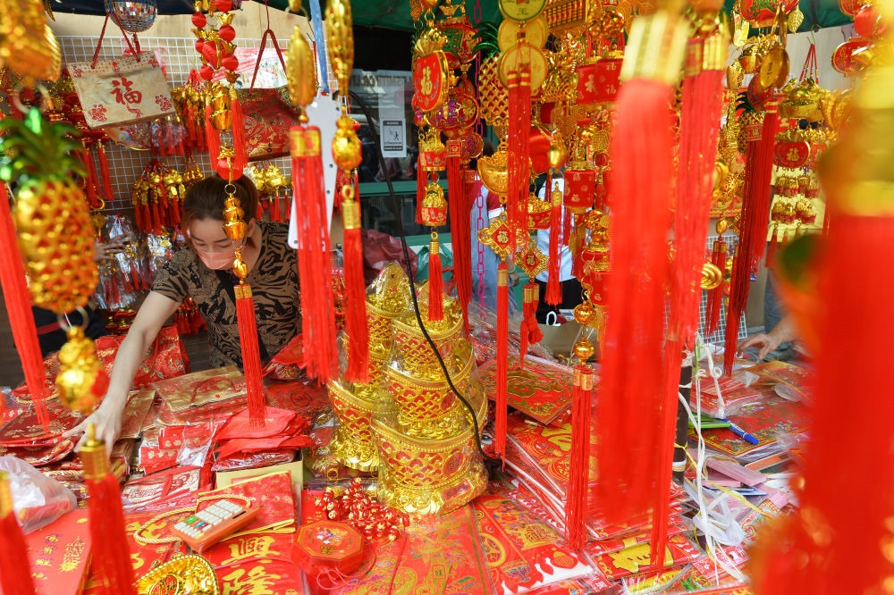 一名商販在泰國曼谷唐人街的攤位上擺放春節(jié)飾品。新華社發(fā)（拉亨攝）