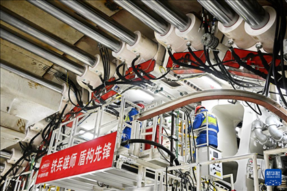 12月30日，中鐵十四局技術人員在盾構掘進開始前檢查“海天號”盾構機。新華社記者 李紫恒 攝