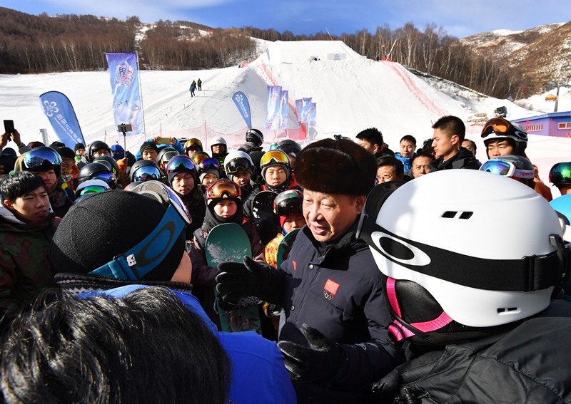 2017年1月23日，習(xí)近平總書記在云頂滑雪場(chǎng)同正在集訓(xùn)的國(guó)家滑雪隊(duì)運(yùn)動(dòng)員及滑雪愛好者親切交談。