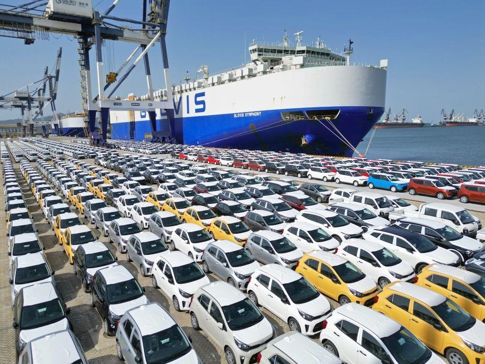 △2023年7月5日，大批出口商品車集結(jié)山東煙臺(tái)港準(zhǔn)備通過汽車滾裝船發(fā)運(yùn)。