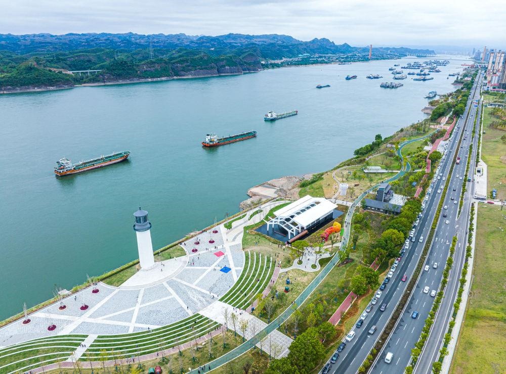 △湖北宜昌市濱江公園燈塔廣場。該廣場是在實施岸線復(fù)綠等綜合措施后，由老舊碼頭改造而成。