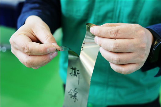 0.05毫米“手撕鎳”。 李羊攝