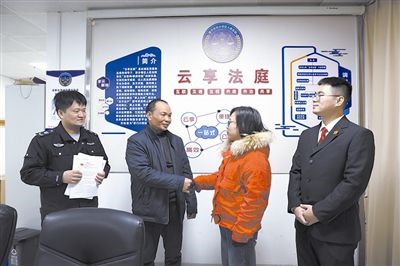  圖②：雙方當(dāng)事人達(dá)成調(diào)解協(xié)議，握手言和。