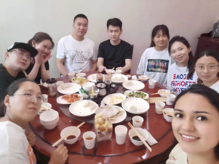 保拉與中國朋友在一起。圖片由受訪者提供