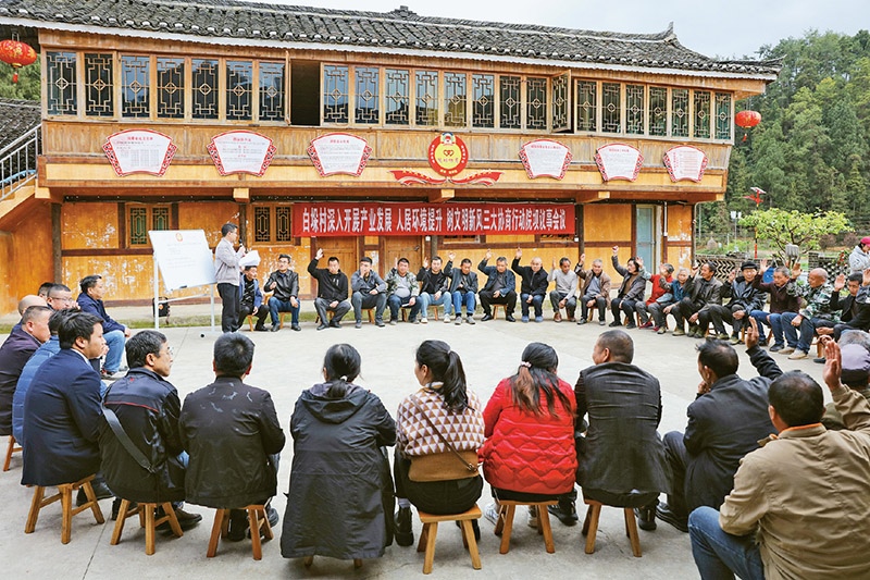 圖為2023年4月6日，貴州省黔東南苗族侗族自治州施秉縣白垛鄉(xiāng)白垛村村民在討論產(chǎn)業(yè)發(fā)展、人居環(huán)境提升、鄉(xiāng)村文明建設(shè)相關(guān)事宜。 人民圖片 磨桂賓/攝