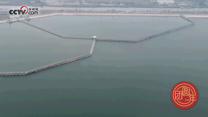 △西江潛地行，潤澤大灣區(qū)。珠江三角洲水資源配置工程西起廣東佛山順德西江干流鯉魚洲，穿越獅子洋，東至深圳公明水庫，是世界上流量最大的長距離有壓調(diào)水工程。