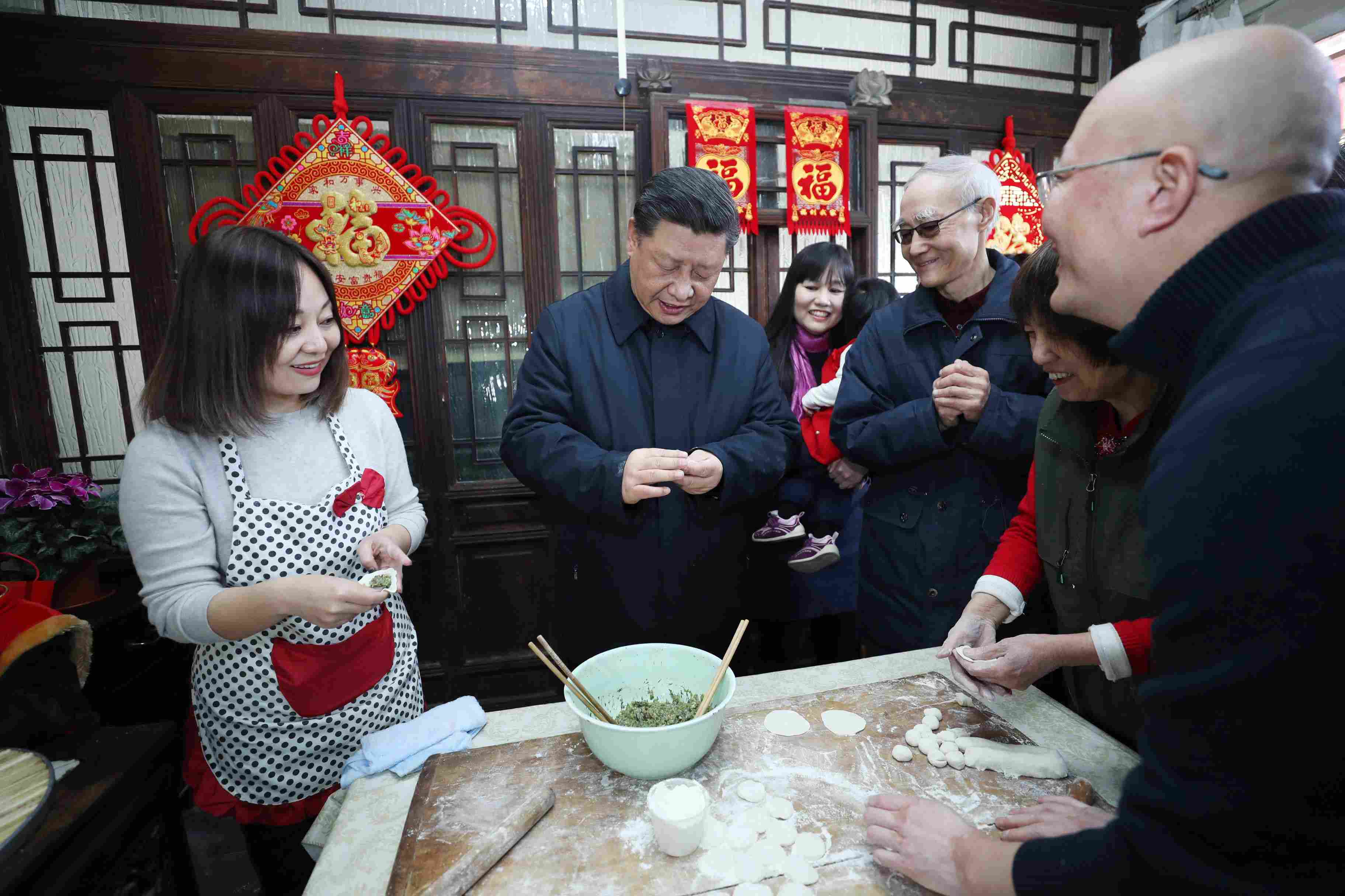 △ 2019年2月1日，習(xí)近平總書記在北京前門東區(qū)草廠四條胡同，同朱茂錦一家人包餃子、聊家常。