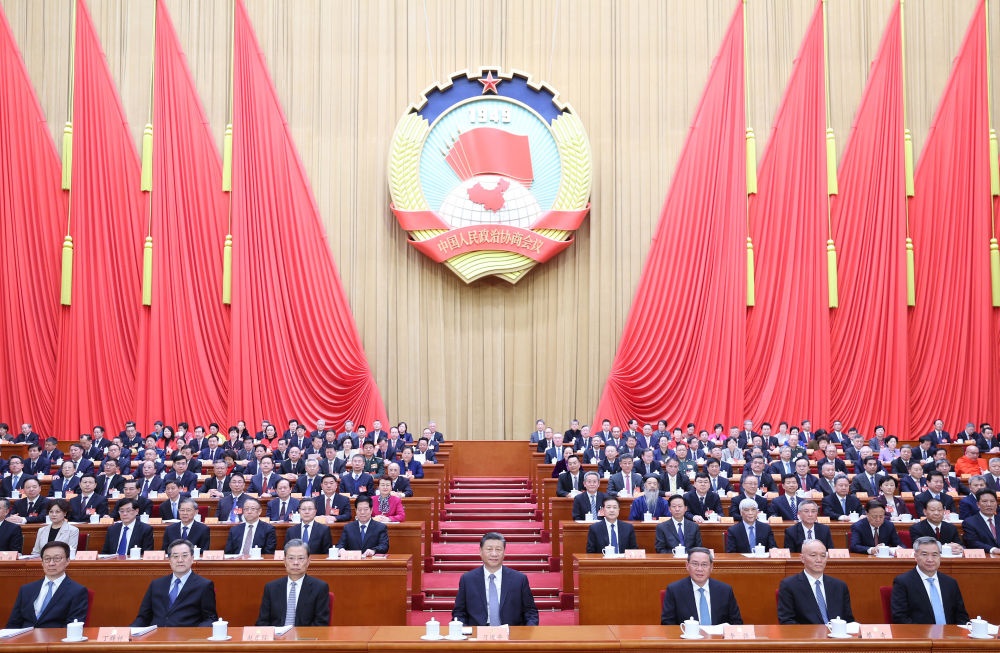 3月4日下午，中國人民政治協(xié)商會議第十四屆全國委員會第二次會議在北京人民大會堂開幕。這是習(xí)近平、李強(qiáng)、趙樂際、蔡奇、丁薛祥、李希、韓正在主席臺就座。王滬寧代表政協(xié)第十四屆全國委員會常務(wù)委員會，向大會報告工作。