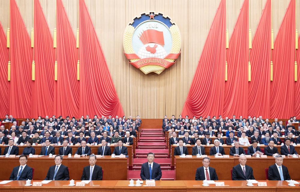 3月10日上午，中國人民政治協(xié)商會議第十四屆全國委員會第二次會議在北京人民大會堂閉幕。這是習(xí)近平、李強(qiáng)、趙樂際、蔡奇、丁薛祥、李希、韓正在主席臺就座。王滬寧主持閉幕會。