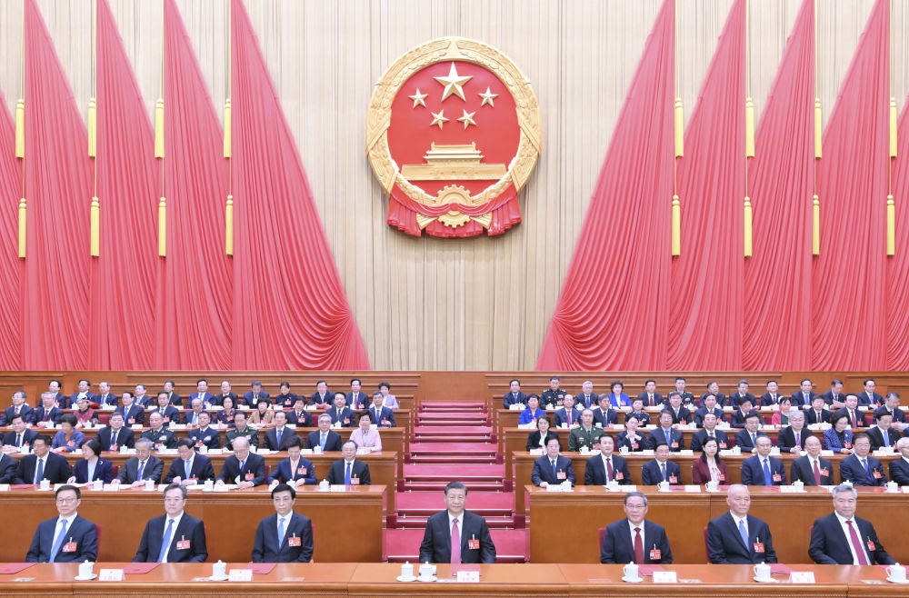 3月11日，第十四屆全國人民代表大會第二次會議在北京人民大會堂閉幕。黨和國家領(lǐng)導(dǎo)人習(xí)近平、李強(qiáng)、王滬寧、蔡奇、丁薛祥、李希、韓正等在主席臺就座。趙樂際主持閉幕會。