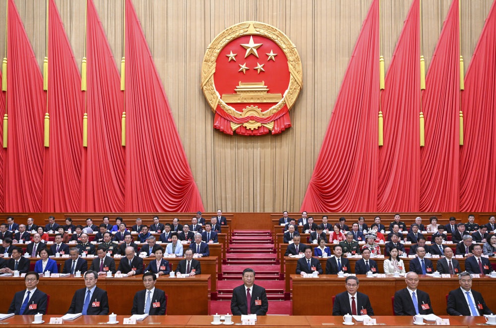 3月5日，第十四屆全國人民代表大會第二次會議在北京人民大會堂開幕。黨和國家領(lǐng)導(dǎo)人習(xí)近平、李強(qiáng)、王滬寧、蔡奇、丁薛祥、李希、韓正等出席大會。趙樂際主持大會。