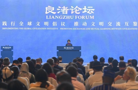  2023年12月3日，卡塔爾國(guó)家圖書館執(zhí)行館長(zhǎng)陳慧心在“良渚論壇”上發(fā)言。當(dāng)日，以“踐行全球文明倡議，推動(dòng)文明交流互鑒”為主題的首屆“良渚論壇”在浙江省杭州市開幕。新華社記者 黃宗治 攝