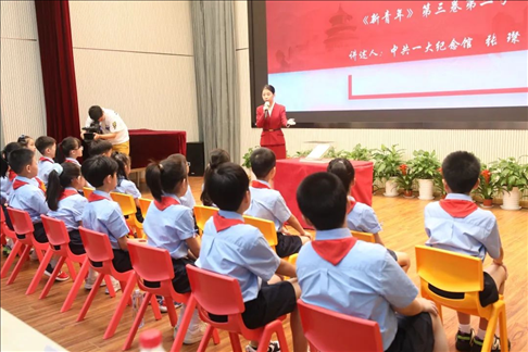 △ 2023年9月1日，中共一大紀(jì)念館帶著館藏珍貴文物《新青年》第三卷第二號(hào)來到靜安區(qū)第一中心小學(xué)。