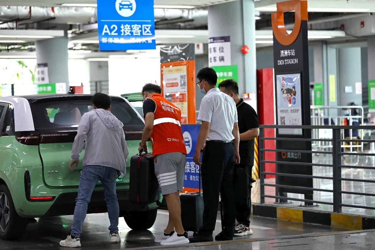 司機(jī)師傅在滴滴車站接乘客上車。（受訪者供圖）