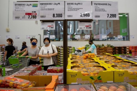 2022年7月9日，人們在韓國高陽市一家超市水果區(qū)購物。新華社記者王益亮攝