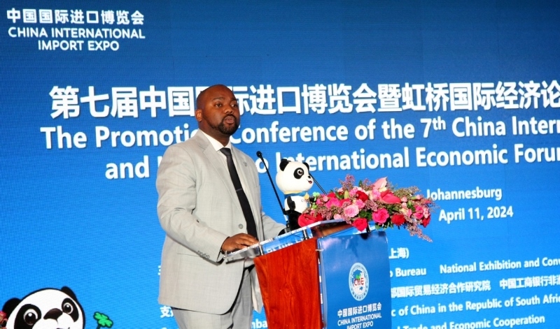 標(biāo)準(zhǔn)銀行集團(tuán)企業(yè)與商業(yè)銀行部國(guó)際貿(mào)易總經(jīng)理武巴致辭。（圖片來(lái)源：中國(guó)國(guó)際進(jìn)口博覽會(huì)官微）