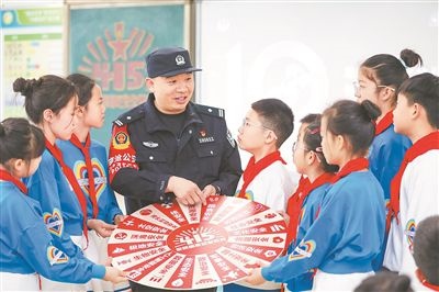 圖為公安民警給學(xué)生們講解國(guó)家安全知識(shí)。張鷹攝
