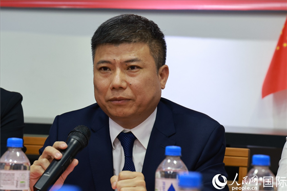 浙江省蘭溪市市委常委柳衛(wèi)東在座談會上致辭。人民網(wǎng)記者 陳海琪攝