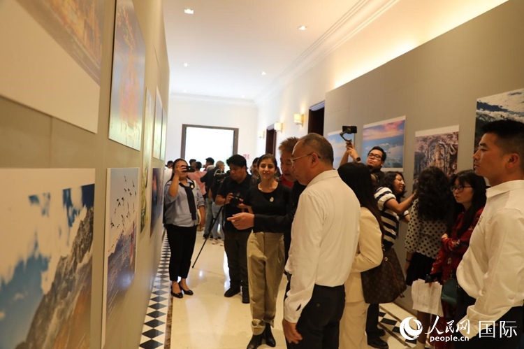 參觀者在圖片展活動現(xiàn)場。拍攝者為墨西哥分社外籍雇員埃內(nèi)斯托·多明戈斯