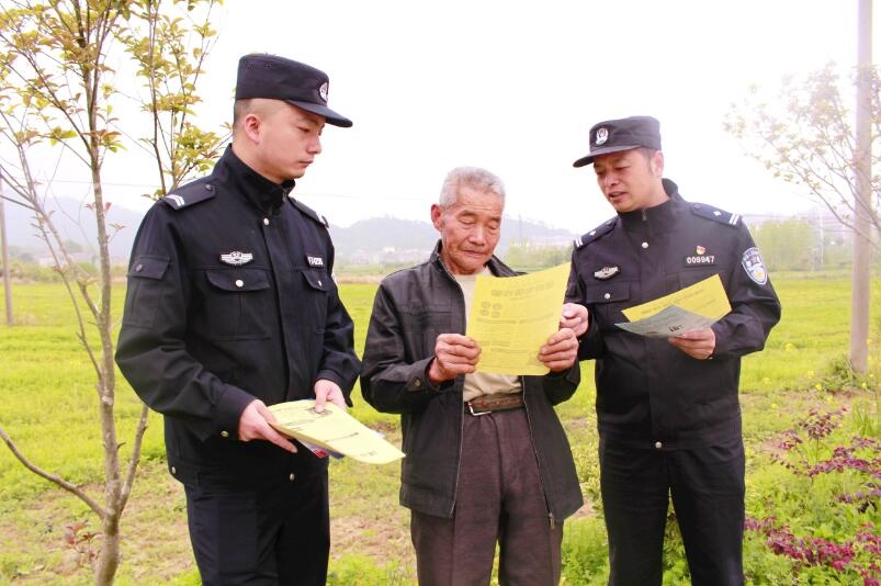 向村民宣傳反詐知識(shí)。