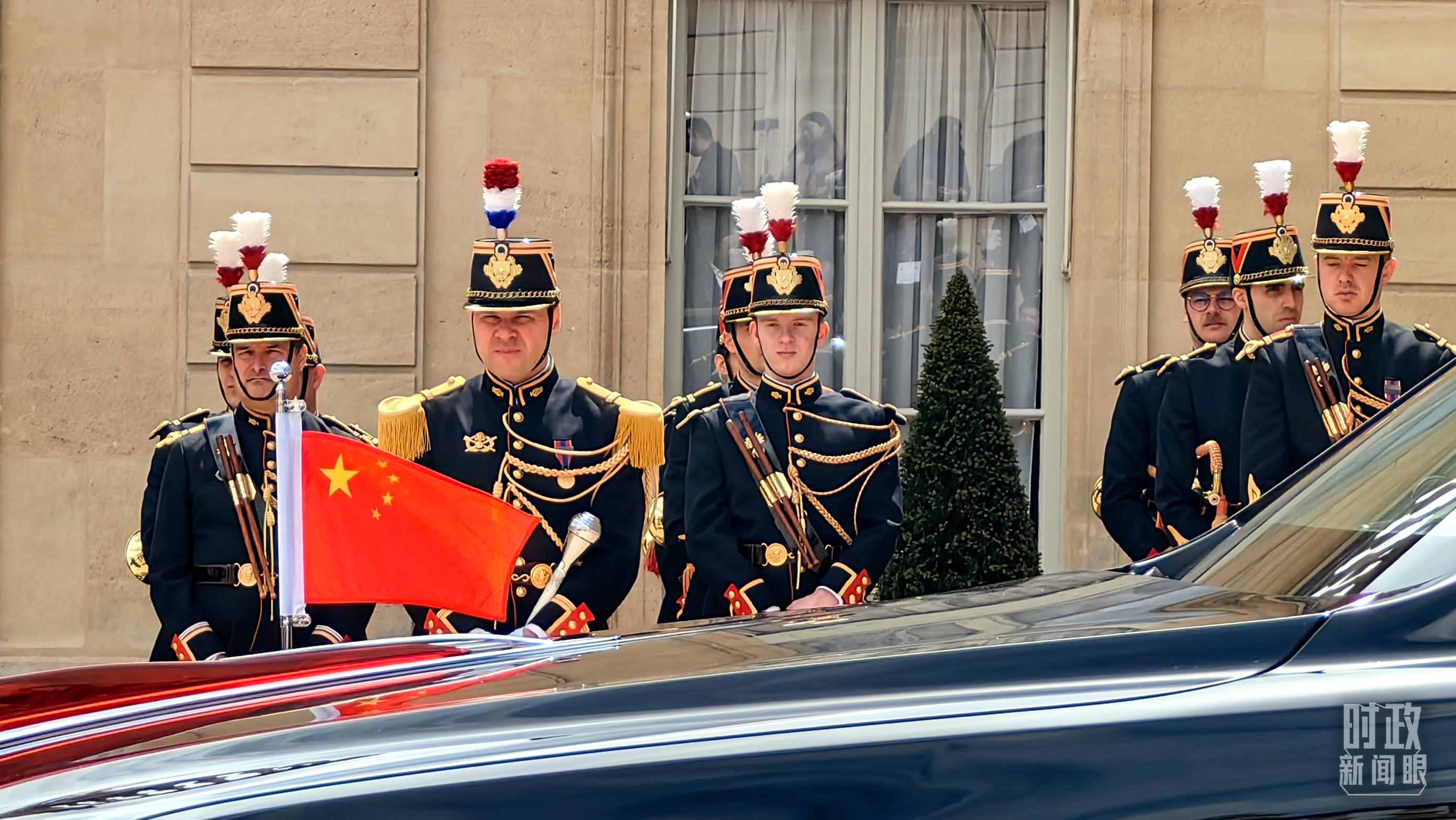 △習(xí)主席乘車抵達(dá)愛麗舍宮。（總臺央視記者段德文拍攝）